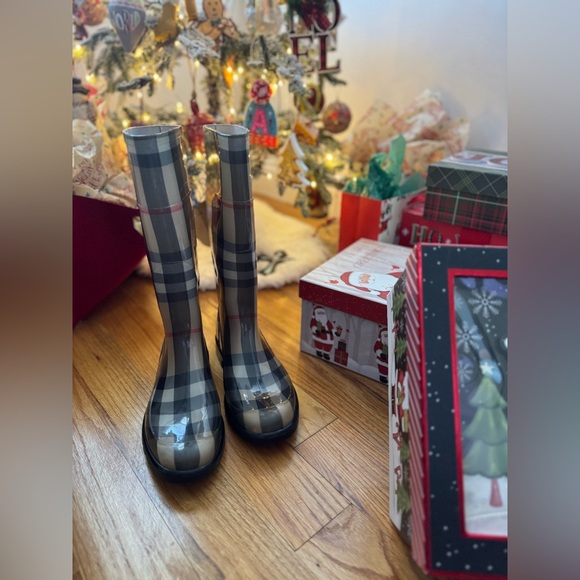 Stunning Authentic Burberry Rain Boots - Picture 3 of 5